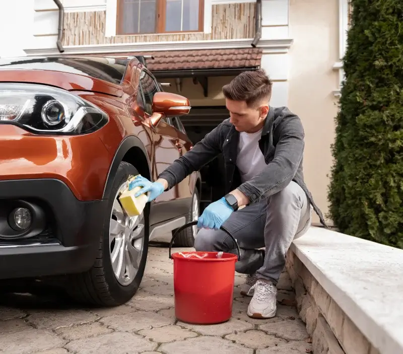 Lavage auto à domicile Tessé-Froulay : professionnel intervenant sur un véhicule